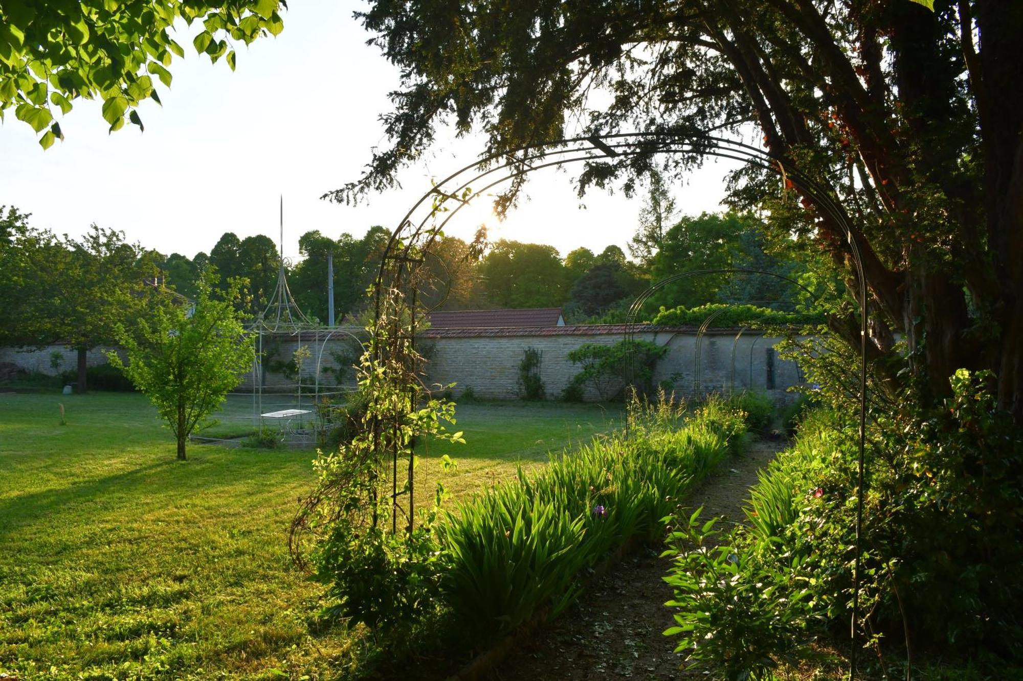 Le Val Clos, Appartement Dans Une Maison De Maitre 19E Tanlay Exteriör bild